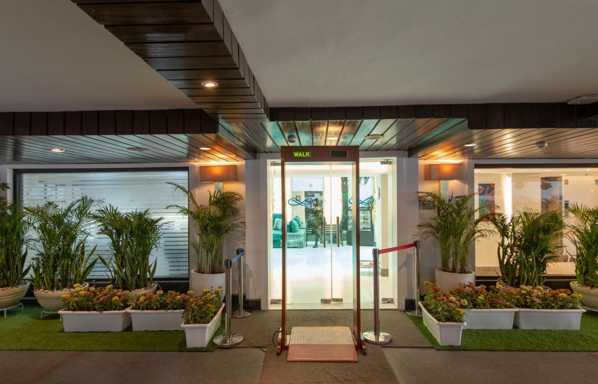The Ashtan Sarovar Portico New Delhi Exterior foto