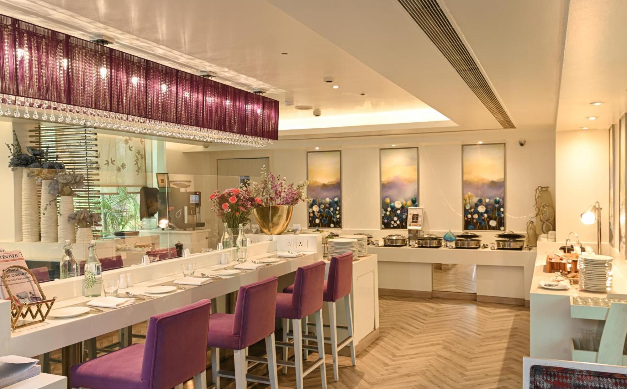 The Ashtan Sarovar Portico New Delhi Exterior foto