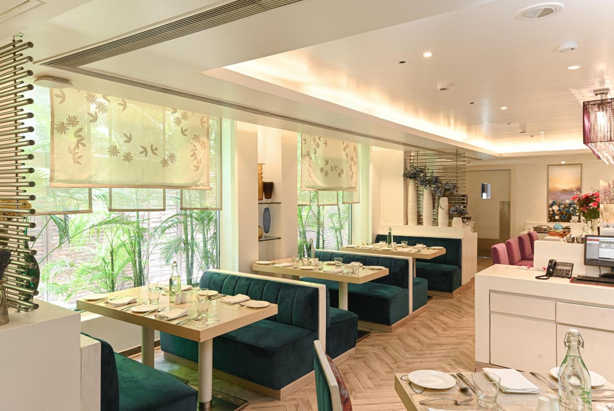 The Ashtan Sarovar Portico New Delhi Exterior foto